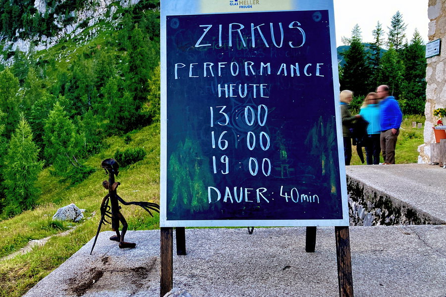 Studierende und Absolvent:innen von der Zirkusschule Rotterdam performen auf der Berghütte! Wo gibts das schon?! Foto: Stefan Hochhold
