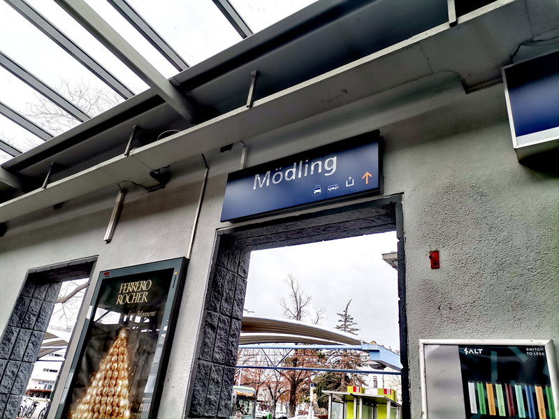 Am Bahnhof Mödling. Foto Veronika Schöll