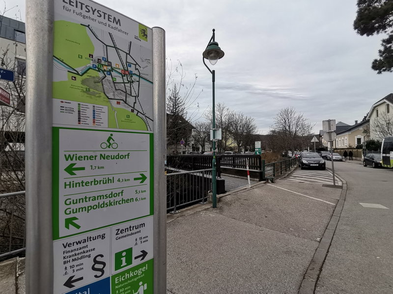 Entlang des Mödlingbach Rad- und Fußwegs zum Kurpark. Foto Veronika Schöll