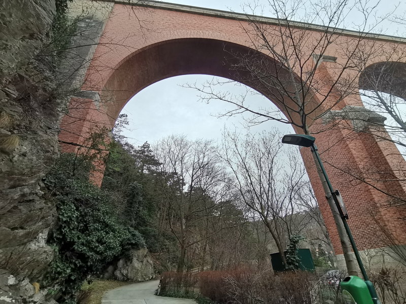Im Kurpark, unter dem Aquädukt durch. Foto Veronika Schöll