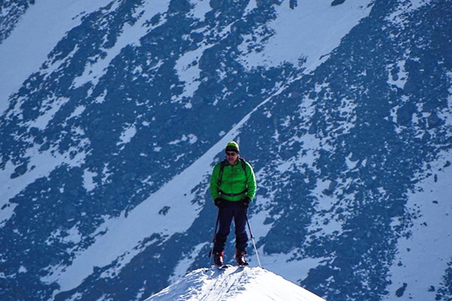 Der Handschlag am letzten Gipfel der Durchquerung bringt Erleichterung, Freude, Erinnerungen, und einen Rückblick auf alle Gipfel der letzten Tage. Ein kräftiger Moment! Foto: Protect Our Winters Austria