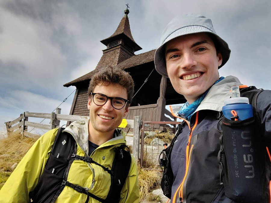 Selfie vor der Kapelle am Kellerjochgipfel. Foto: Simon Widy