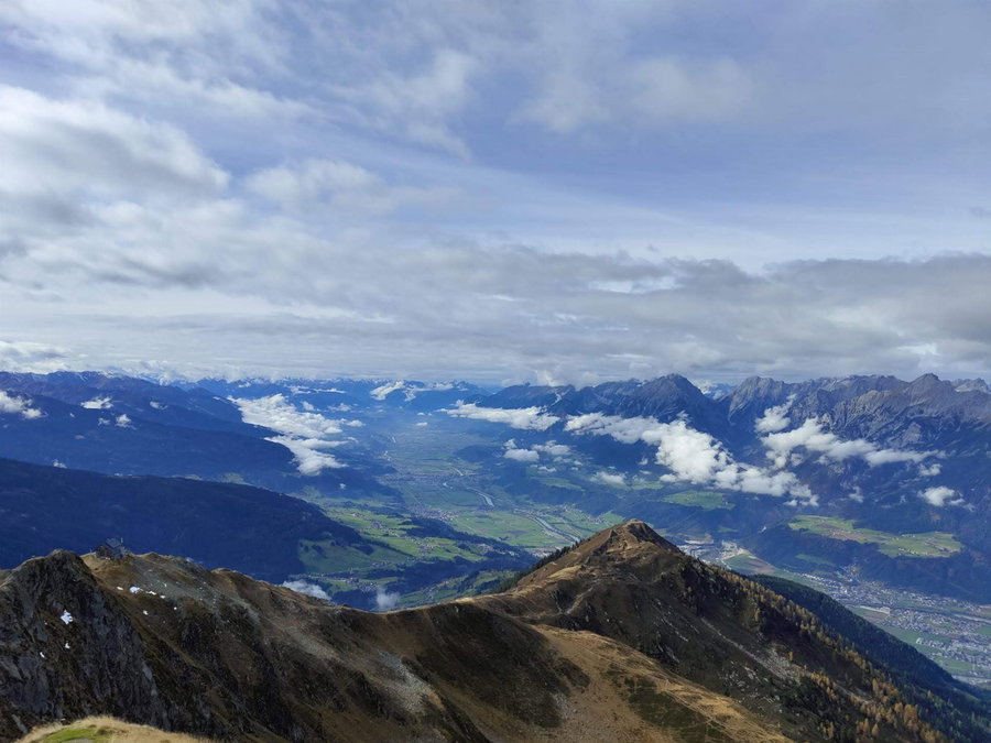 Blick vom Kellerjochgipfel aufs Inntal Richtung Westen. Foto: Simon Widy