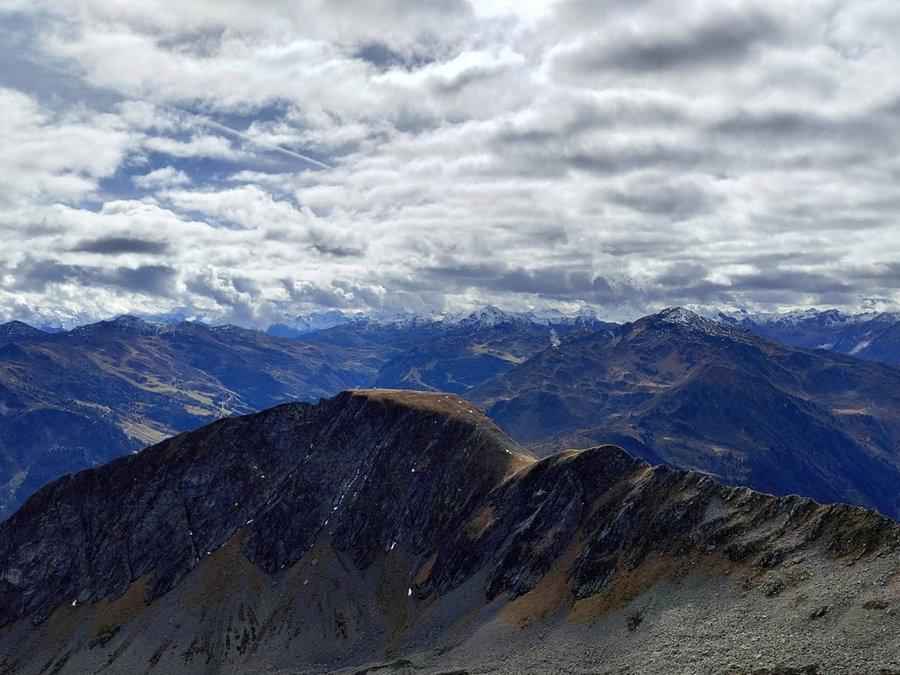 Vom Kellerjochgipfel Richtung Süden in die Zillertaler Alpen. Foto: Simon Widy