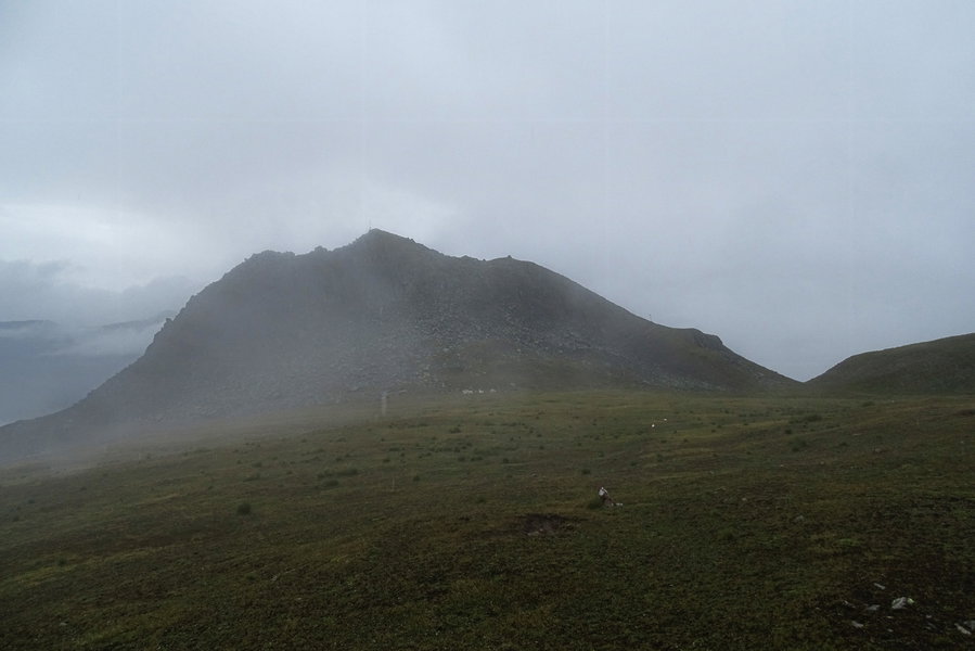 Ein Buckel am Rand einer ebenen Grasfläche. Trotz diesem unspektakulären Auftreten bietet der Freihut bei Schönwetter tolle Aussicht in alle Himmelsrichtungen. Foto: Protect Our Winters Austria