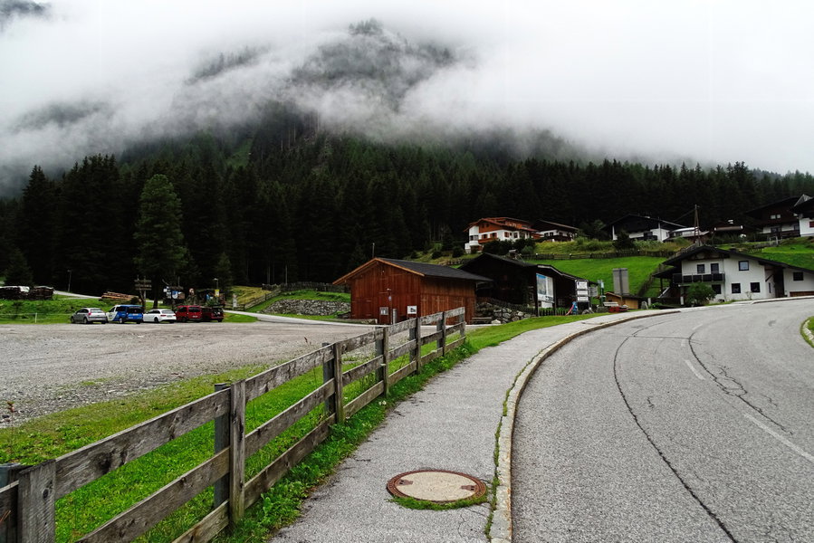 Nur wenige Schritte von der Haltestelle entfernt liegt der Parkplatz am Eingang zum Gleirschtal, Toilettenkabinen inklusive. Foto: Protect Our Winters Austria