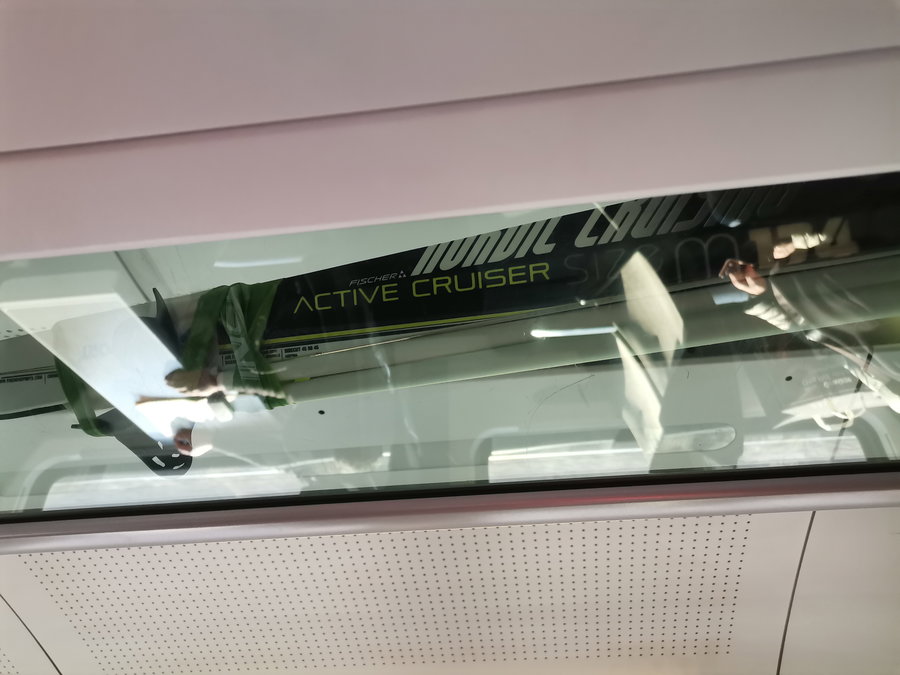 Gesichert verschnürt - Langlaufski und Stöcke im Gepäckträger. Foto Veronika Schöll