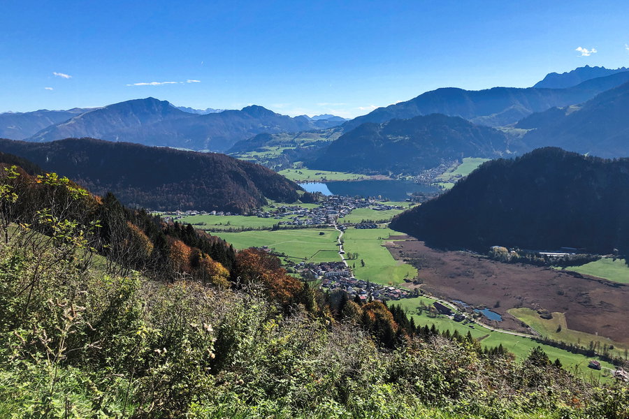 Vom Brennkopf aus hat man einen herrlichen Blick auf den Walchsee und die umliegende Bergwelt. Foto: Anna Siebenbrunner, POW AT