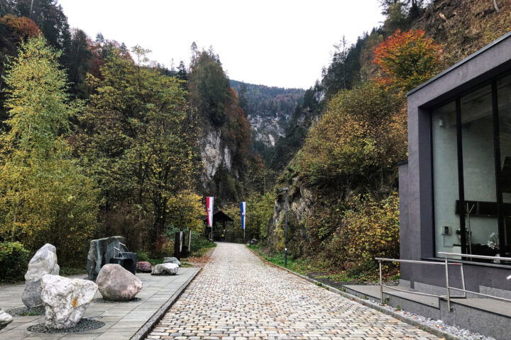 Den Einstieg in die Klamm säumen einige Schautafeln zur geologischen Situation sowie zum Mythos der Klamm 1. Foto: Anna Siebenbrunner, POW AT