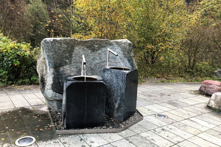 Den Einstieg in die Klamm säumen einige Schautafeln zur geologischen Situation sowie zum Mythos der Klamm 2. Foto: Anna Siebenbrunner, POW AT