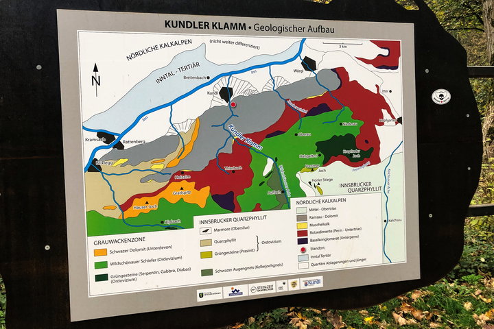 Den Einstieg in die Klamm säumen einige Schautafeln zur geologischen Situation sowie zum Mythos der Klamm 3. Foto: Anna Siebenbrunner, POW AT