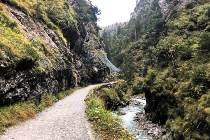 Ein paar Beispiele für Steinschlagverbauungen in der Kundler Klamm 2. Foto: Anna Siebenbrunner