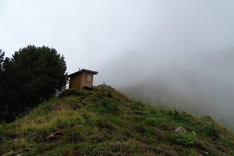 Ein mit Stahlseilen versicherter Jagdstand. Ob die dem Schutz gegen Lawinen oder gegen Wind dienen? Foto: Protect Our Winters Austria
