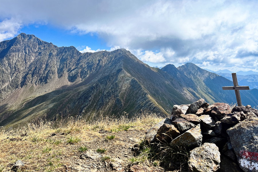 Blick von der Pfandlspitze auf das geschaffte Wegstück. Foto: Birgit Matzinger