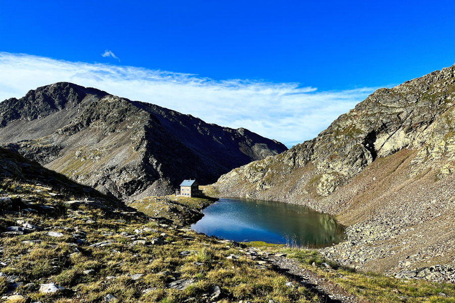 Die Hütte und der See. Foto: Birgit Matzinger