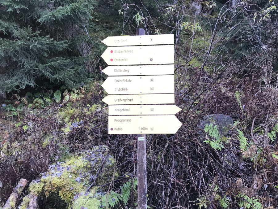 Wegweiser kurz nach dem Parkplatz zum Ötzidorf. Foto: David Kurz