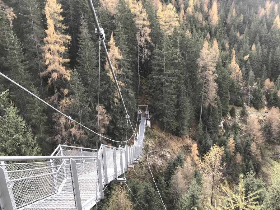 Hängebrücke am Weg neben dem Wasserfall. Foto: David Kurz