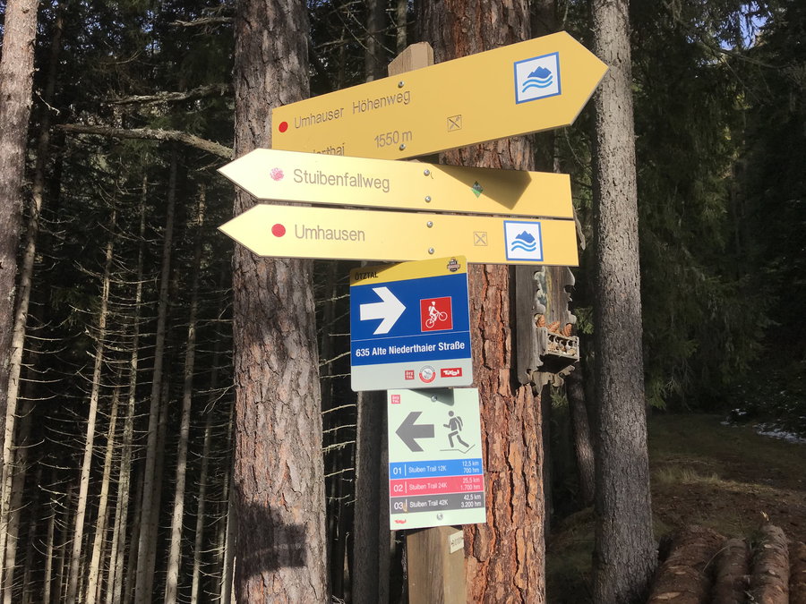 Wegweiser am Wanderpfad Richtung Umhausen. Foto: David Kurz