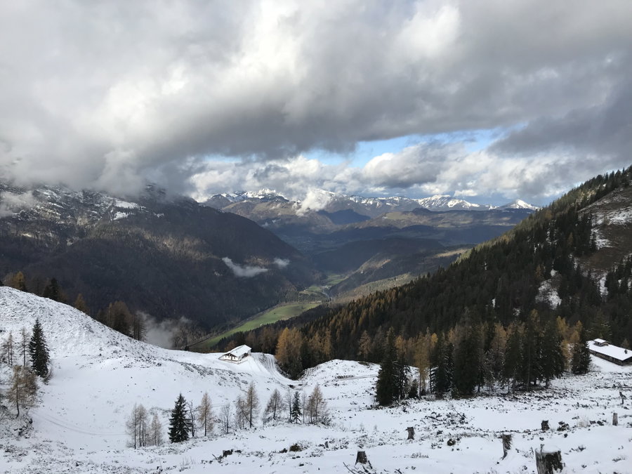 Blick von oberhalb der Kreuzangeralm ins Hagertal Richtung Kössen. Foto; David Kurz