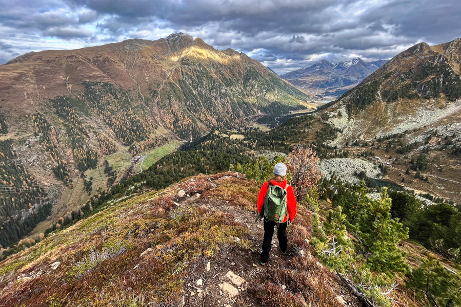 Beim Abstieg hat man stets den gegenüberliegenden Pirchkogel und die Stauseen im Bereich Kühtai im Blick. Foto: Anna Ölz, Protect Our Winters Austria (POW AT)