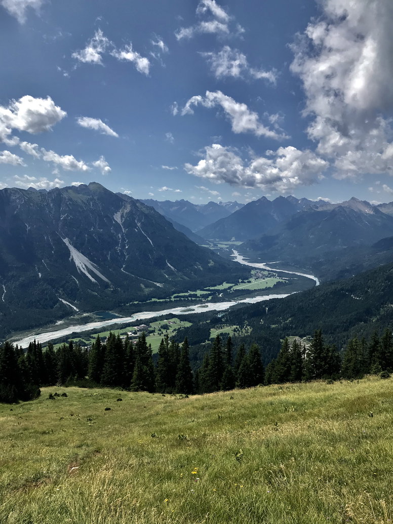 Blick von der Almwiese unterhalb des Gipfel ins Lechtal. Foto: Anna Mauritsch