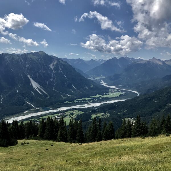 Blick von der Almwiese unterhalb des Gipfel ins Lechtal. Foto: Anna Mauritsch