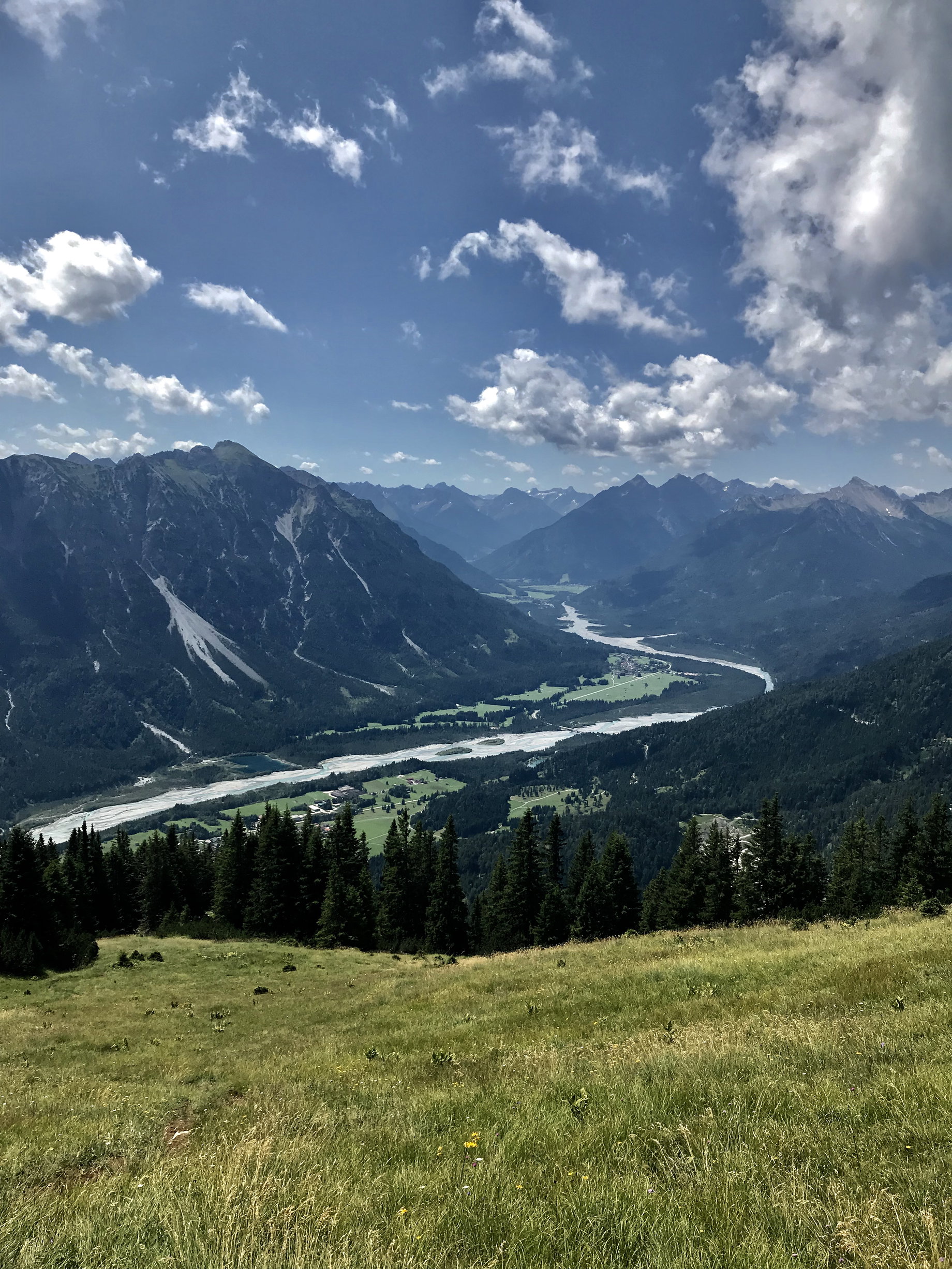 Blick von der Almwiese unterhalb des Gipfel ins Lechtal. Foto: Anna Mauritsch