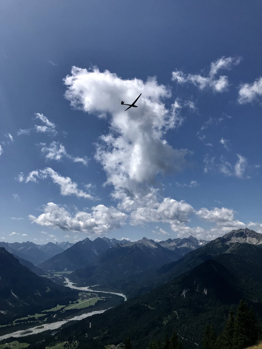 Segelflieger am Gipfel der Gaichtspitze mit Blick ins Lechtal. Foto: Anna Mauritsch