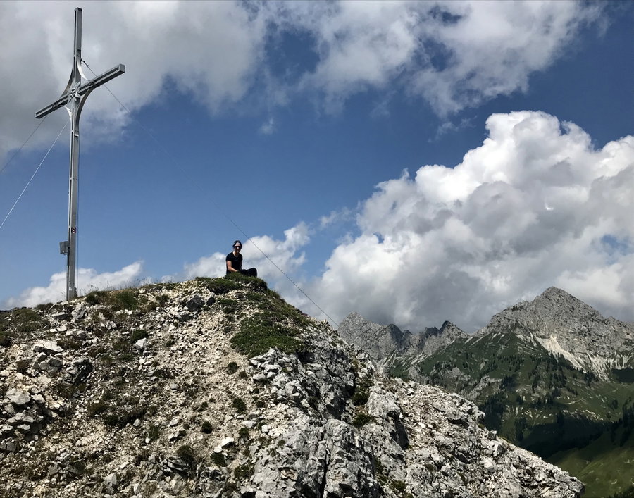 Gipfelkreuz der Gaichtspitze mit Anna. Foto: David Kurz