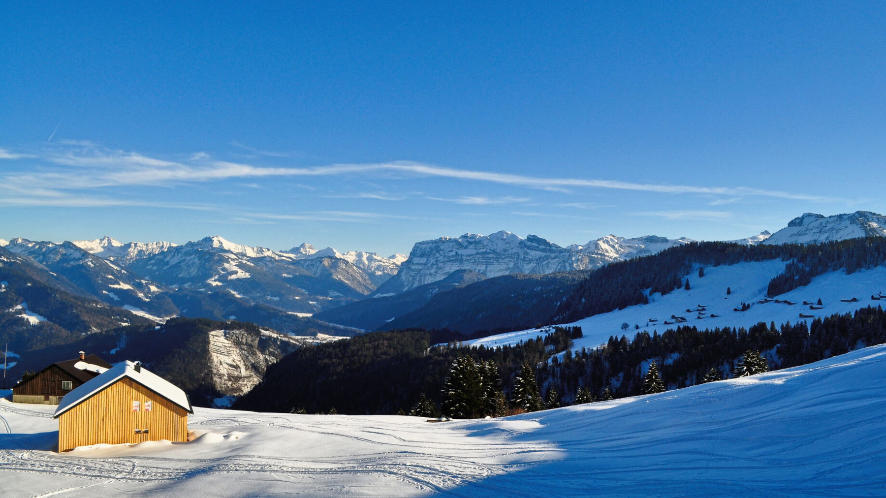 Moderate Steigung, feiner Firn und ein schöner Blick auf die Kanisfluh. Foto: Norman und Lisa