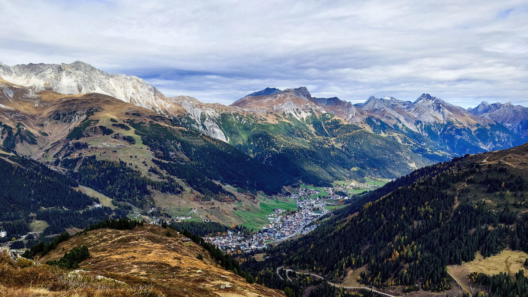 Blick nach St. Anton vom Sattelkopf; Foto: Simon Widy