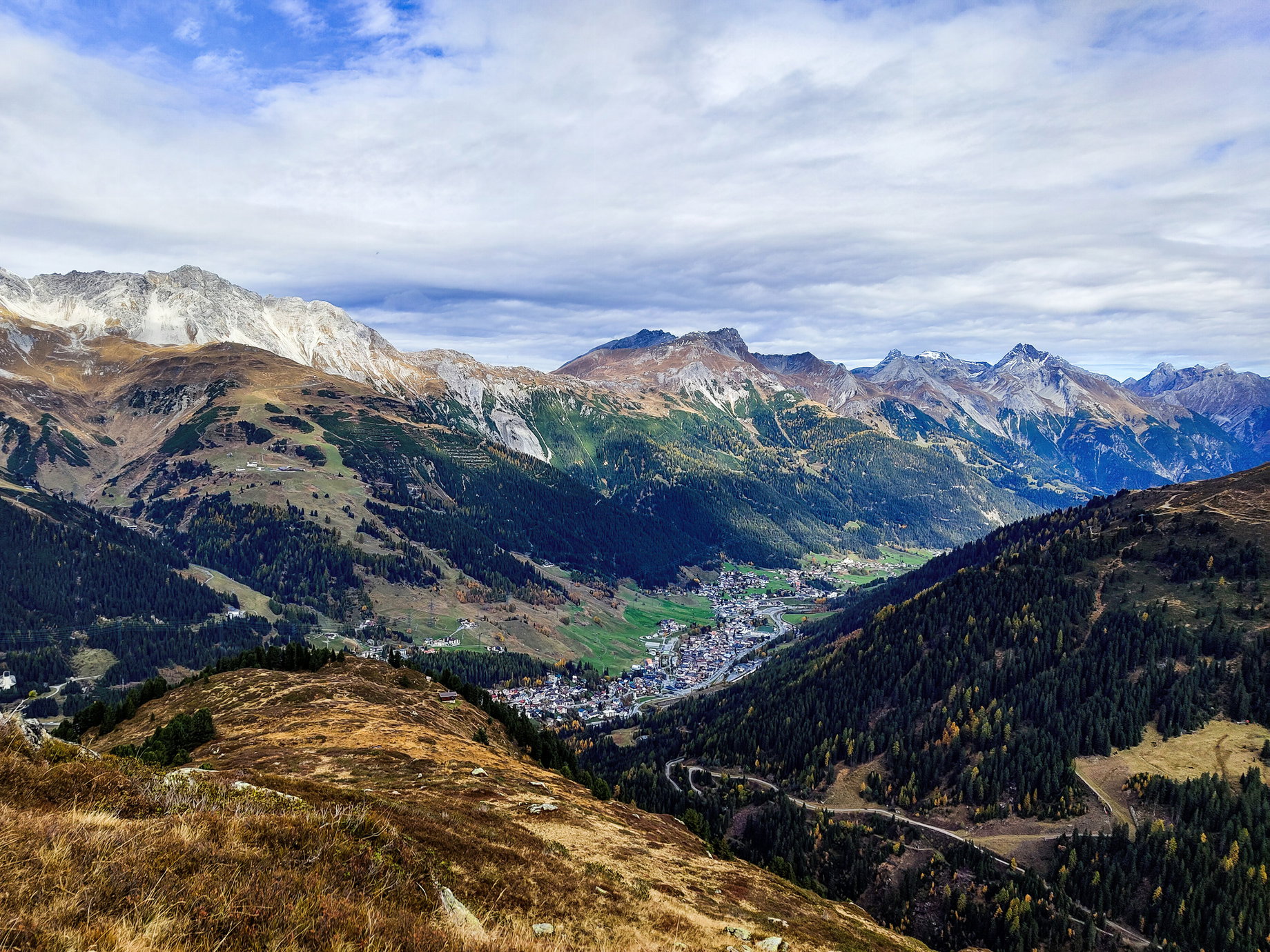 Blick nach St. Anton vom Sattelkopf; Foto: Simon Widy