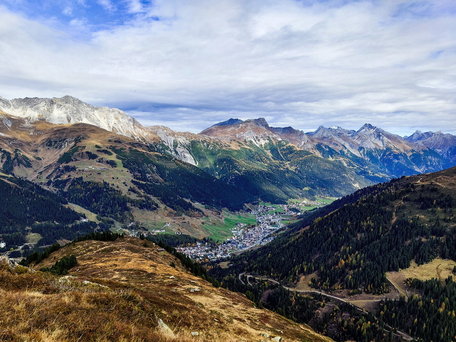 Blick nach St. Anton vom Sattelkopf; Foto: Simon Widy