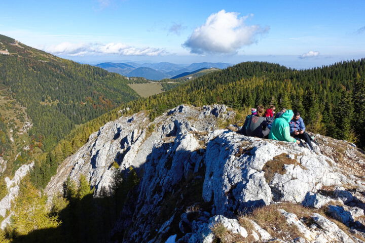 Auf dem Krummbachstein, im Wiesensattel die Zahnradbahntrasse. Foto: Alpenverein Edelweiss