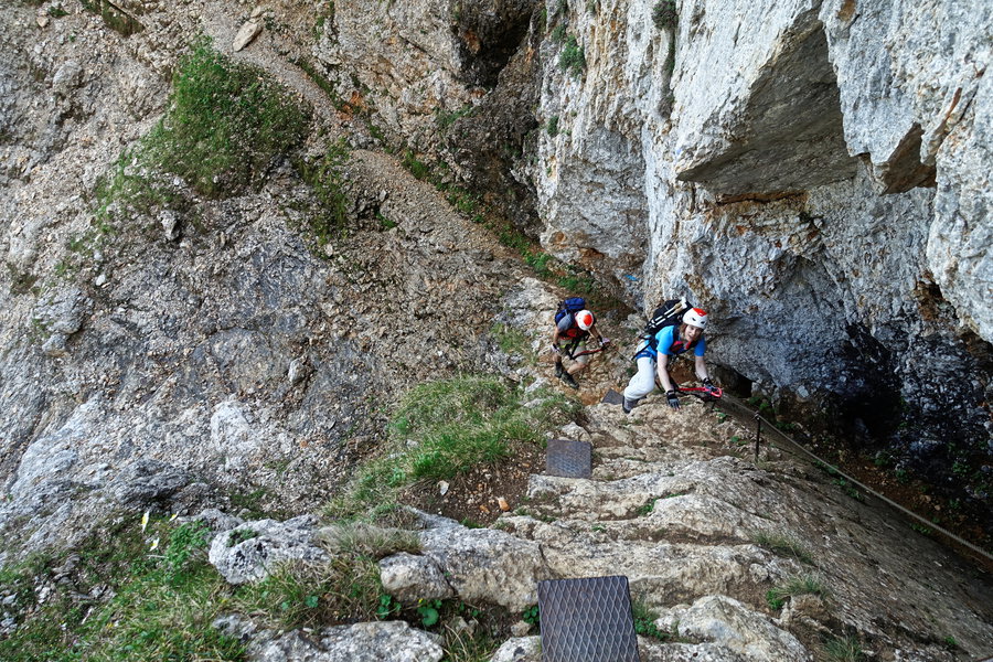 Auf der steilen Plattenrampe. Foto: Alpenverein Edelweiss