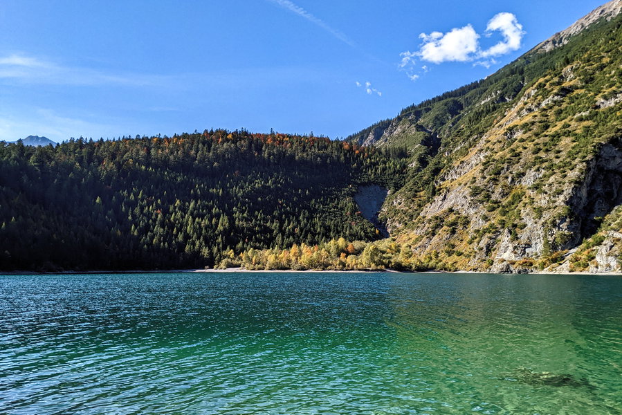 Ein Blick vom Nordufer zurück zum Beginn des Rundweges. An den Berghängen erkennt man, dass es hier viele Sonnenstunden gibt. Das verbreitet südlichen Flair! Foto: Protect Our Winters Austria (POW AT)