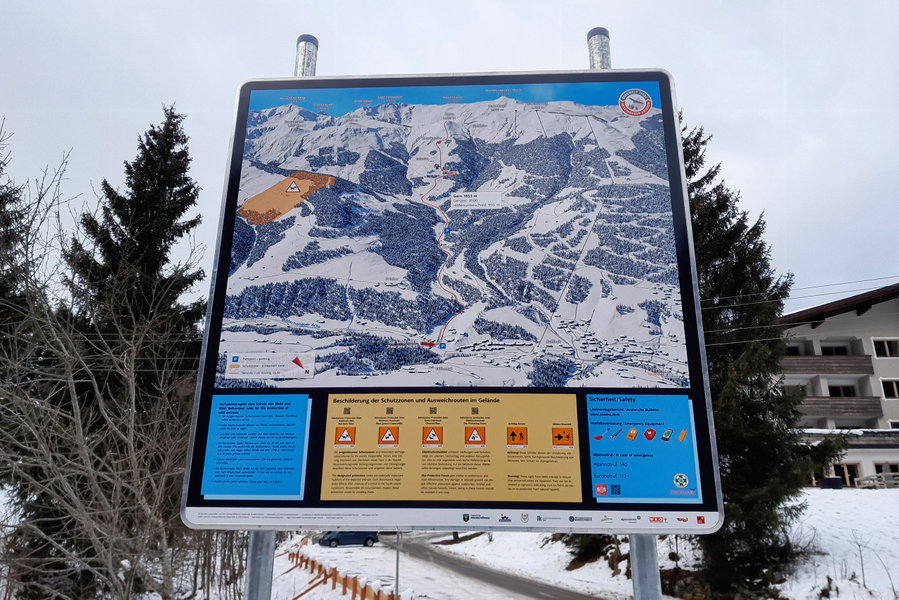 Beim Ausgangsort finden wir eine ansehnliche Übersichtskarte vor. Unsere Route auf den Gern ist in der Bildmitte eingezeichnet. Foto: Protect Our Winters Austria (POW AT)