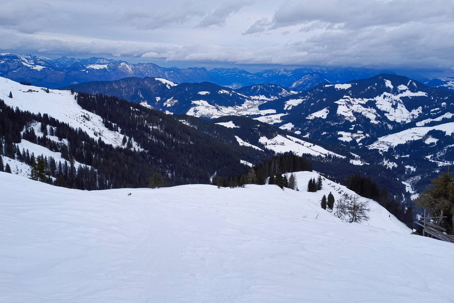 Endlich ein – letzter – Blick zurück auf den sich ziehenden Grat. Rundherum ein schöner Ausblick auf die Wildschönau (Blickrichtung NO). Einzig das Wetter will heute nicht so mitspielen. Foto: Protect Our Winters Austria (POW AT)