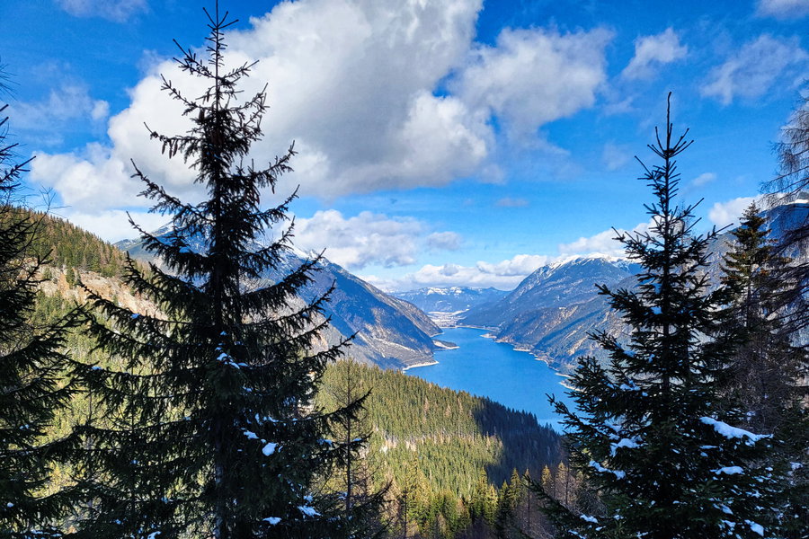 Erstmals können wir vom Wald aus den Achensee erblicken. Foto: Anna, Protect Our Winters Austria (POW AT)