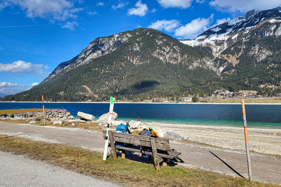 Das Bankerl mit zweierlei Funktion: Materialdepot und Aussichtsplattform. Foto: Anna, Protect Our Winters Austria (POW AT)