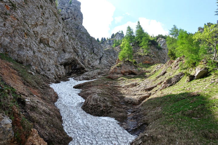 Solche Schneerinnen sind im Frühsommer extrem gefährlich. Foto: Alpenverein Edelweiss