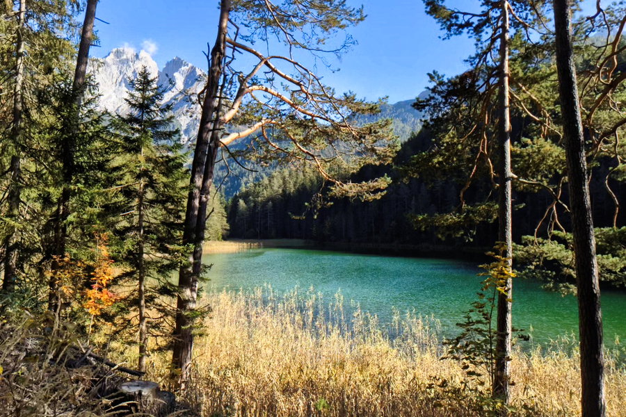 Fern vom Alltagstrubel, aber mitten in der Bergwelt rund um den Fernpass, liegt der Mittersee. Foto: Protect Our Winters Austria (POW AT)