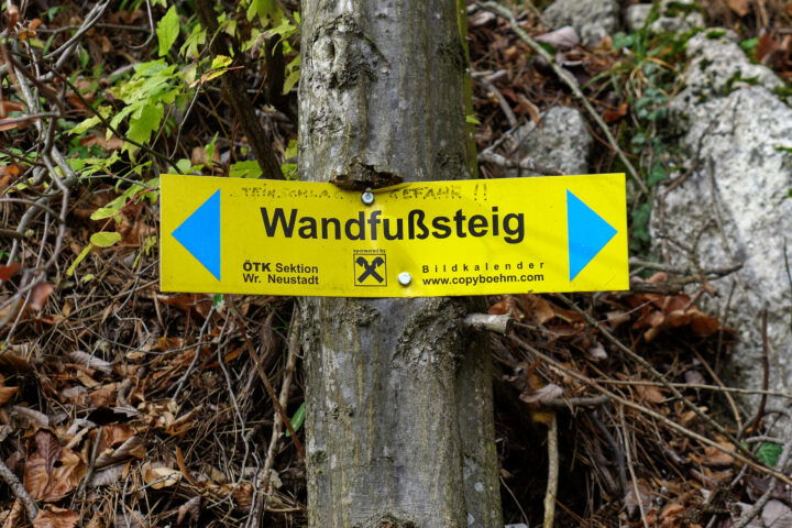 Seltene Tafel am Wandfußsteig. Foto: Alpenverein Edelweiss
