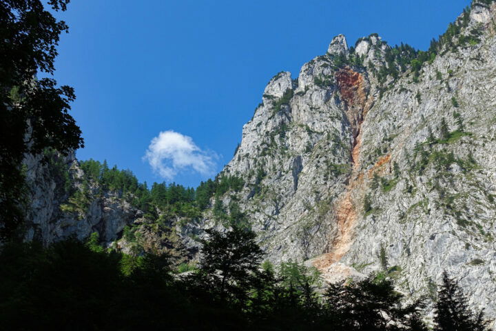 Beim Einstieg des AV-Steigs im Talschluss im Großen Höllental, links unter dem Wölkchen der Gaislochsteig. Foto: Alpenverein Edelweiss