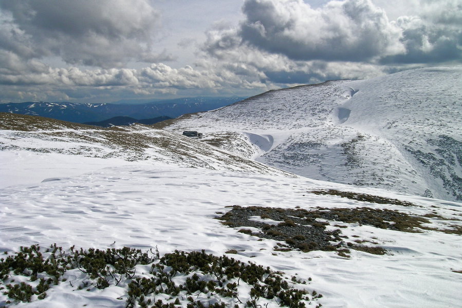 Blick vom Predigtstuhl, links das Karl-Ludwig-Haus, nach rechts der überwechtete Schneegraben, ganz rechts der Schlussanstieg auf die Heukuppe. Foto: Alpenverein Edelweiss