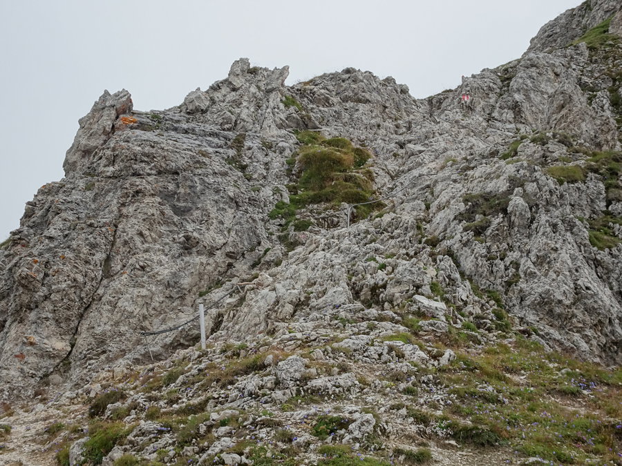 Eine seilversicherte Stelle, welche im Auf- und im Abstieg bewältigt werden muss; Foto Simon Widy