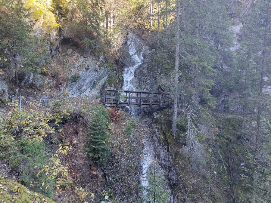 Von den Hängen stürzen Wasserfälle in die Rosannaschlucht; Foto: Simon Widy
