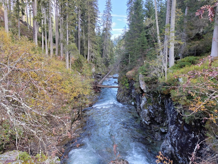 Da braust die Rosanna dahin Richtung St. Anton; Foto: Simon Widy