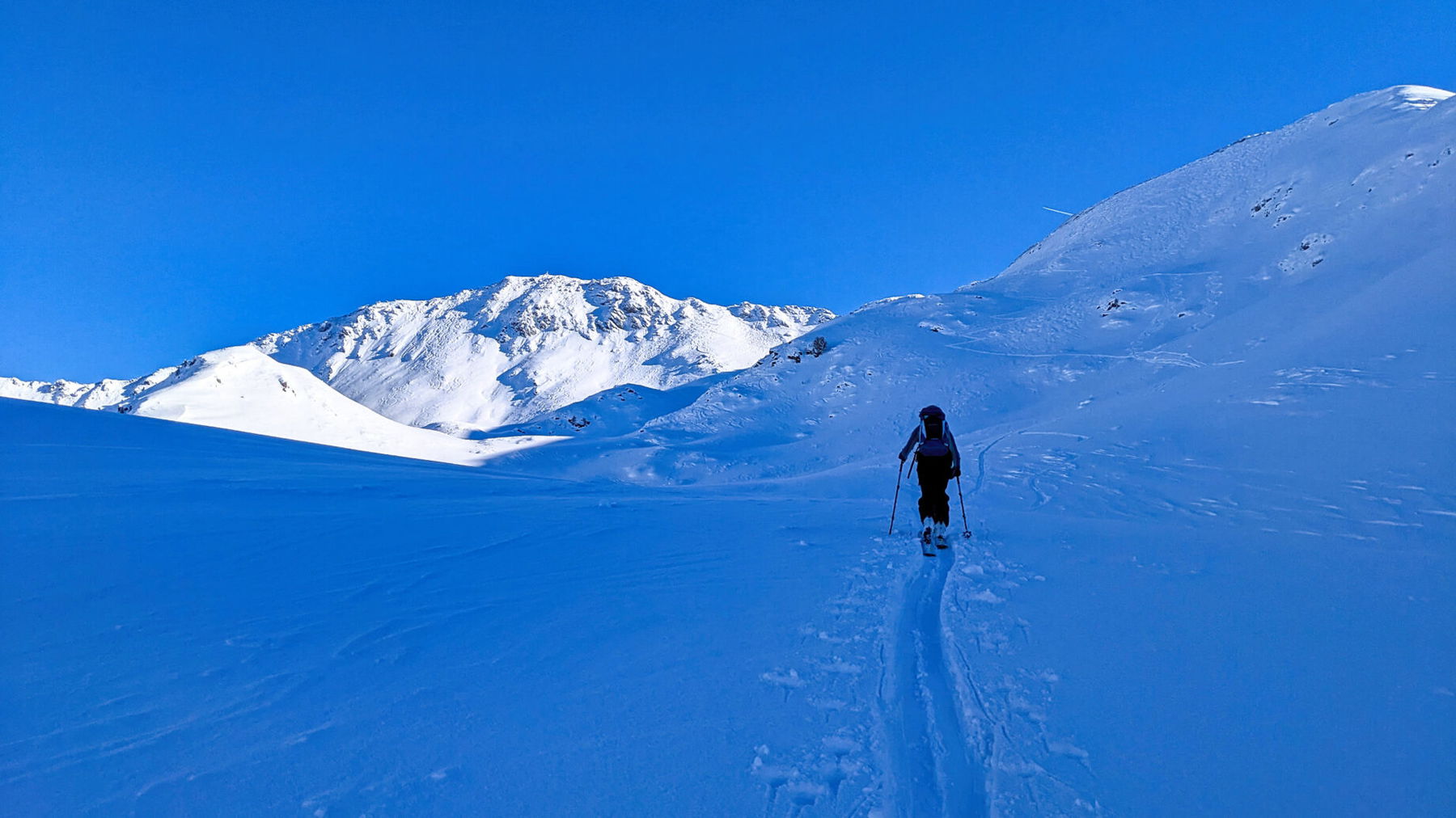 Schier unendlich weit entfernt wirkt das Gipfelkreuz des Kleinen Beils. Durchhalten lohnt sich! Foto: Thomas Obermair, Protect Our Winters Austria