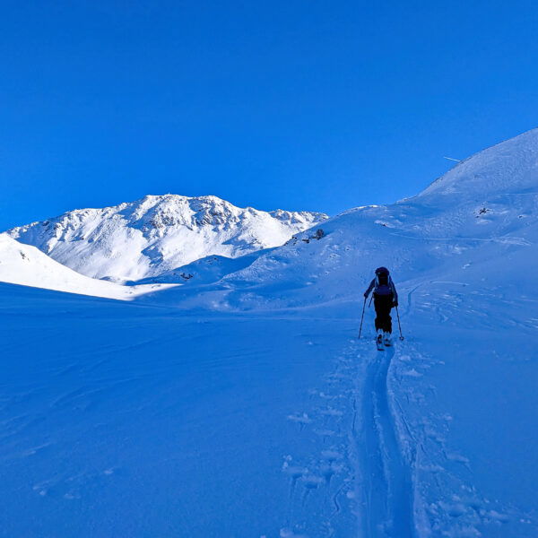 Schier unendlich weit entfernt wirkt das Gipfelkreuz des Kleinen Beils. Durchhalten lohnt sich! Foto: Thomas Obermair, Protect Our Winters Austria